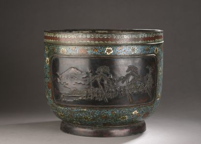 null CACHE-POT in bronze and polychrome cloisonné enamels decorated with processions...