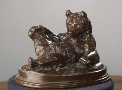 null According to Antoine Louis BARYE (1796-1875)

Sitting bear

Bronze with a brown...