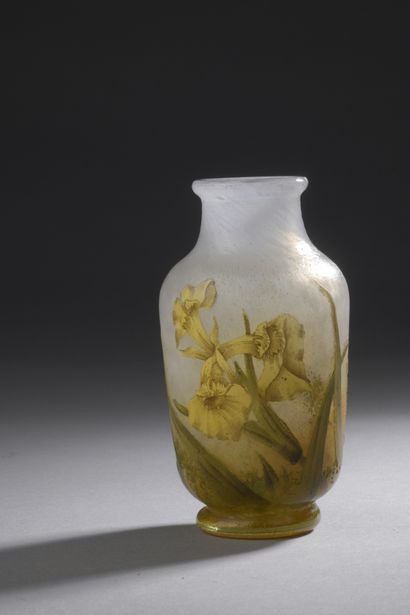 null DAUM

SMALL ovoid VASE on heel. Proof of industrial print made of yellow glass...