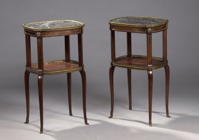 null PAIR OF SMALL LIVING TABLES in solid mahogany. Uprights with fluted pilasters...