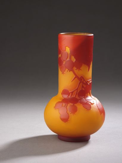 null Émile GALLÉ (Institutions)

VASE with bulbous base and cylindrical neck. Industrial...