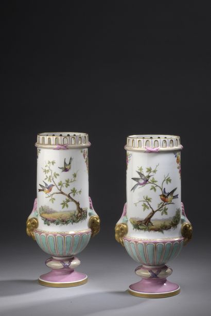 null Paire de vases rouleaux en porcelaine à décor peint d'oiseaux et de bouquets...