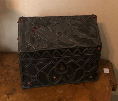 null Two cases, one metal, the other leather-covered.

23 x 34 x 19 cm for the largest...