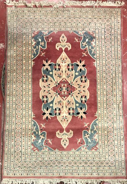 null A set of seven carpets (wear) including : 

- Geometric, wear, 230 x 125 cm

-...