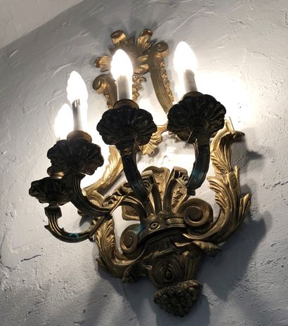 null Pair of four-light sconces, in chased and gilt bronze

70 x 33 cm