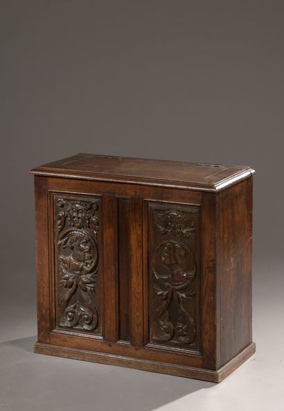 null Small oak chest opening by a top flap, XIXth century

Two carved panels with...