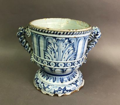 null Delft earthenware planter, twisted handles

eighteenth century

Accidents and...