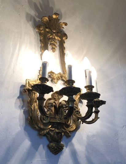 null Paire d'appliques à quatre lumières, en bronze ciselé et doré

70 x 33 cm