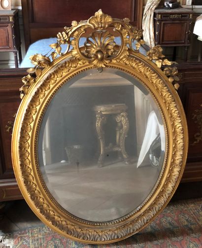 null Oval gilded and carved wood mirror with a leaf frieze, shell cartouche

Small...