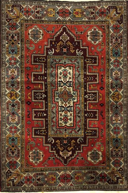 null Set of four carpets (wear and tear) including :

- Geometric blue and red floral...