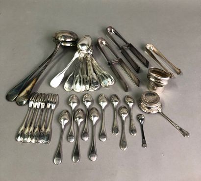null Silver-plated metal set including two ladles, two serving tongs, a tea strainer,...