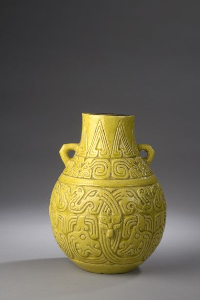 null Vase de forme balustre en céramique à glaçure jaune, le décor en léger relief...