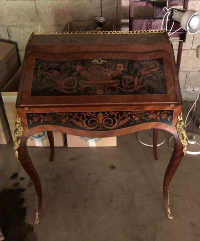 null Sloping desk in veneer and floral marquetry, it opens with a flap, curved legs

End...