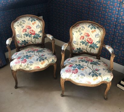 null Pair of moulded and carved wooden armchairs, arched legs, floral fabric upholstery

Small...