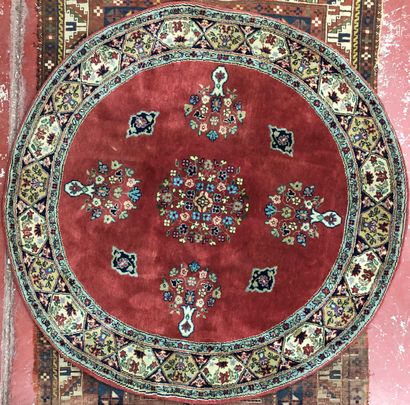  A set of seven carpets (wear) including : 
- Geometric, wear, 230 x 125 cm 
- Round,...