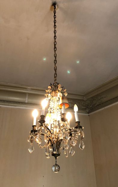  Gilt bronze chandelier with six light arms, pendants and pendants 
H: 88 cm approx....