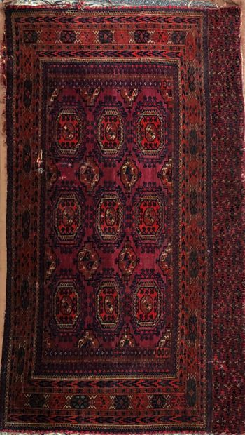 null Lot de dix tapis (usures et déchirures) comprenant :

- Fond brun à décor feuillagé,...