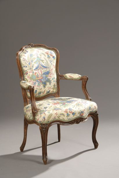null Moulded and carved wooden armchair, curved legs, silk trim with Chinese decor

Louis...