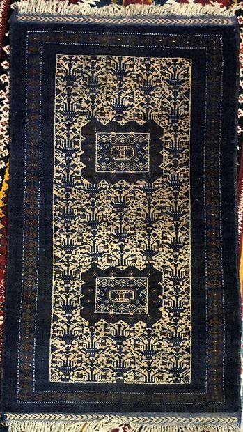  A set of seven carpets (wear) including : 
- Geometric, wear, 230 x 125 cm 
- Round,...