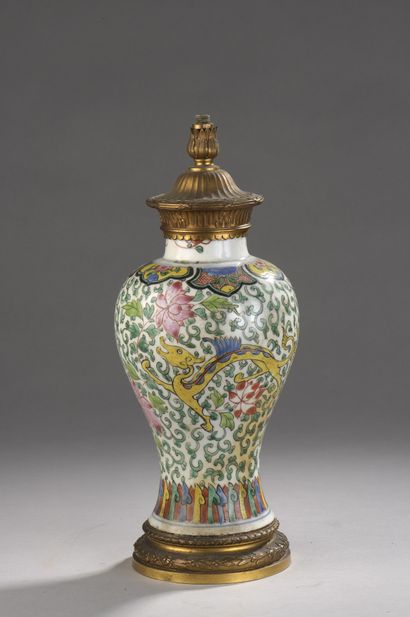 null Vase de forme balustre en porcelaine à décor émaillé polychrome d’une chimère...