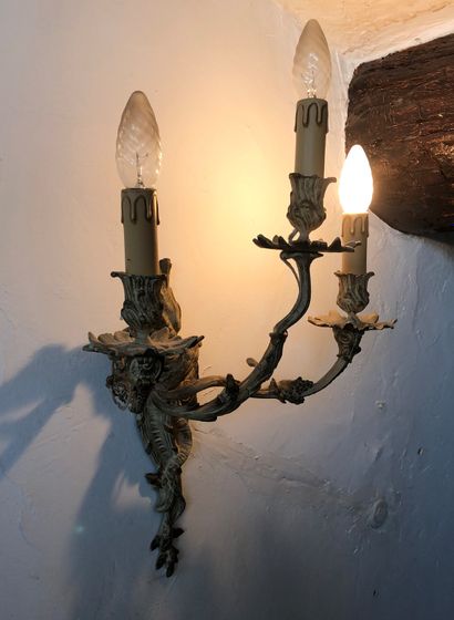 null Paire d'appliques à deux lumières en bois sculpté et doré à décor de rubans...