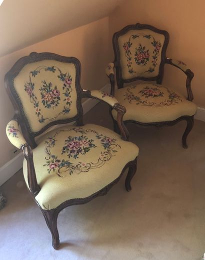 null Pair of armchairs in moulded and carved wood, curved backrest, arched legs,...