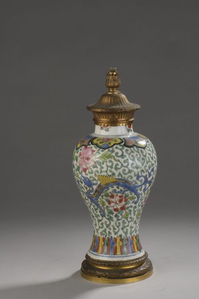 null Vase de forme balustre en porcelaine à décor émaillé polychrome d’une chimère...