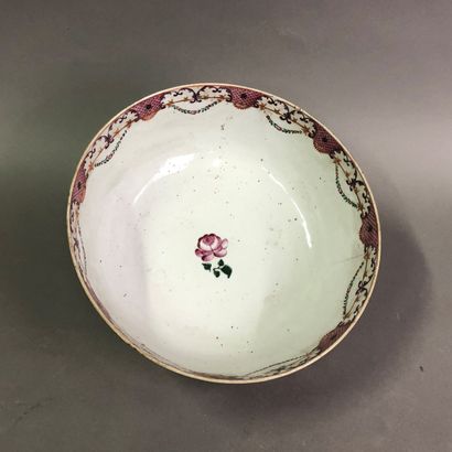 null Compagnie des Indes

Grand bol en porcelaine fleuri et frise feuillagée

Accidents...