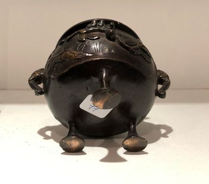 null Bronze tripod perfume burner with brown patina, the belly decorated with birds...