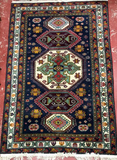 null Geometric Kazak carpet with blue background

280 x 185 cm