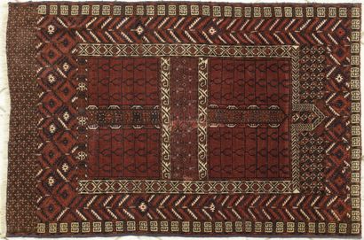  Tapis Afghan Hatchlou à motif classique cruciforme sur fond lie de vin. 
138 x 168...