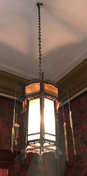 null Lanterne hexagonale en bois, verre et perles

Travail vers 1900

Petits manques...