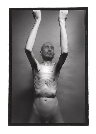 null 
David NEBREDA (né en 1952)




Autoportrait agenouillé, avec doigts coupés...