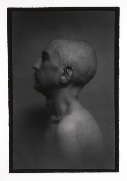 null 
David NEBREDA (né en 1952)




Autoportrait agenouillé, 2001-2003




Photographie....