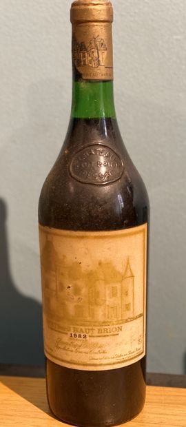 null 
1 Bouteille Château Brion, 1982

Etiquette tachée et griffée. Capsule légèrement...