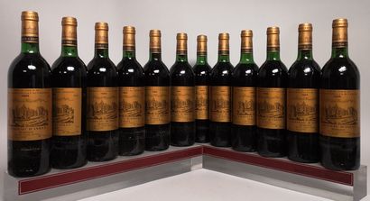 null 12 bouteilles Château d'ISSAN - 3é Gcc Margaux 1983. En caisse bois. 

3 bas...