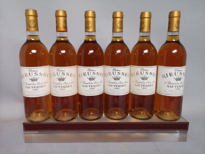 null 6 bouteilles Château RIEUSSEC - 1er Gcc Sauternes 1989. En caisse bois. 

Etiquettes...
