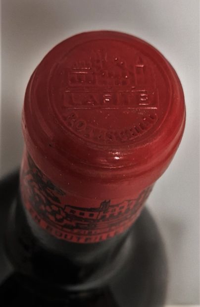 null 1 bouteilles Château LAFITE ROTHSCHILD - 1er Gcc Pauillac 1958 

Etiquette légèrement...