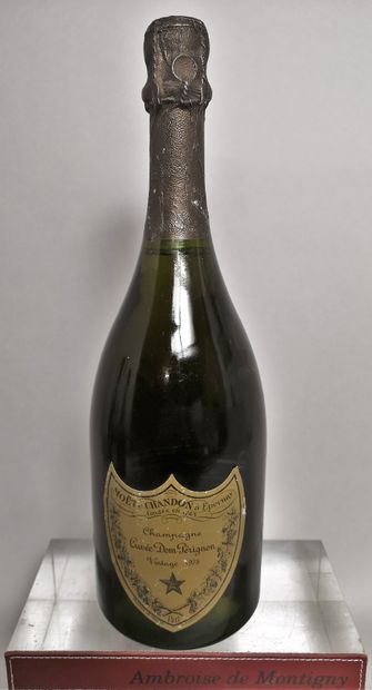 null 1 bouteille CHAMPAGNE Dom Pérignon 1978 

Etiquette légèrement griffée. Belle...