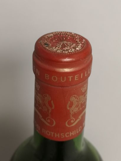 null 1 bouteille Château MOUTON ROTHSCHILD - 1er Gcc Pauillac 1981 

Etiquette légèrement...
