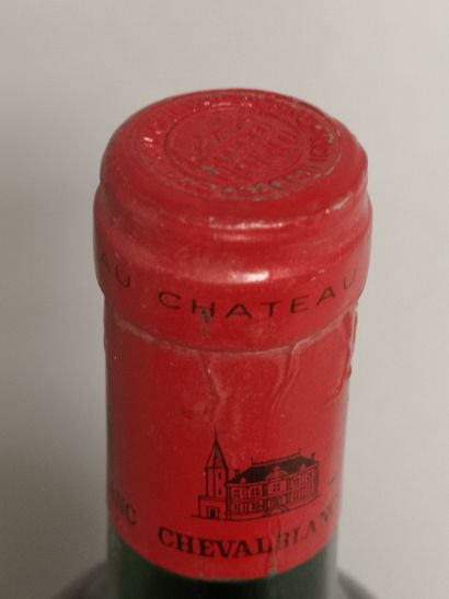 null 1 bouteille Château CHEVAL BLANC - 1er GCC Saint Emilion 1986 

Etiquette légèrement...