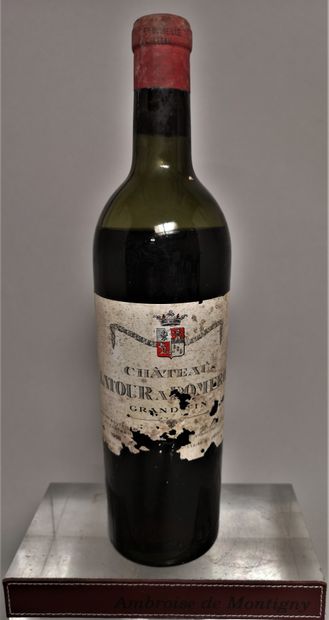null 1 bouteille Château LATOUR a POMEROL 1958 

Etiquette tachée et abimée, niveau...