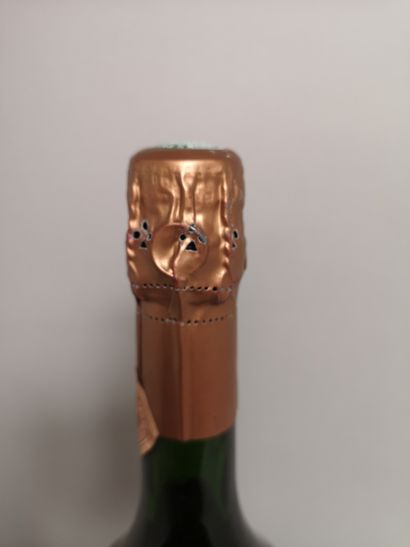 null 1 bouteille CHAMPAGNE TAITTINGER Comtes de Champagne "Rosé" 1985 

Etiquette...