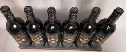 null 6 bouteilles DOMAINE de L'EGLISE - Pomerol 1995. En caisse bois. 

Etiquettes...