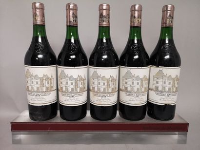 null 5 bouteilles Château HAUT BRION - 1er Gcc Pessac Léognan 1982 

Etiquettes légèrement...