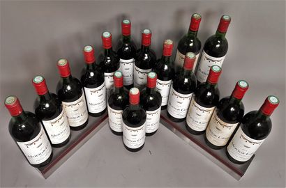 null 17 bouteilles MOUTON CADET - Bordeaux 1979 

6 étiquettes tachées, 10 légèrement...