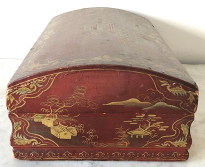 null Red lacquered wood wig box with imitation Chinese decoration. 

Misses and accidents

Late...
