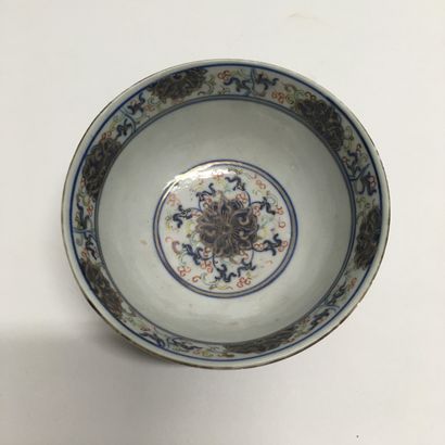 null Lot including:

- A blue, red and gold decorated porcelain bowl with flowers...