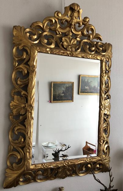 null Miroir en bois doré, sculpté à décor feuillagé

Petits manques et accidents

123...