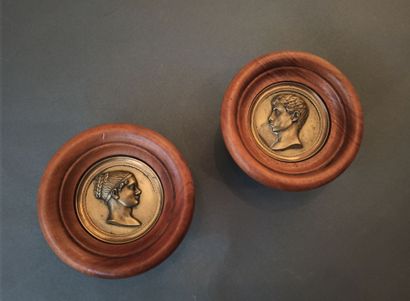 null Deux médaillons en bronze représentant un profil d'homme et un profil de femme....